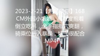 颜值尤物小媛媛美臀肥穴极度淫骚，拨开内裤跳蛋塞穴，翘起大屁股怼在镜头前