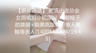 婚闹现场~新郎双腿夹香蕉~新娘羞羞必须当着大家面把蕉吃了~估计这会新娘特想扒开内裤直接吃大鸡巴啦！