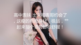 黑丝高跟极品骚母狗激情大秀，开档黑丝奶头上带着乳交，想母狗一样趴在地上舔奶口交大鸡巴，淫声荡语不断