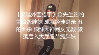 金发美女刚刚洗完澡展示自己的身材