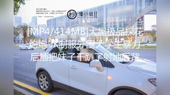 《极品CP魔手外购》火爆商场女厕固定4K镜头拍脸移动镜头拍私处，各路年轻美女美少妇方便，有美女也有极品B[ (11)