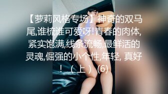 商城偷窥漂亮小少妇 眼镜大姐还挺时髦 吊带裙 关键还穿着透明蕾丝内内 逼毛清晰可见