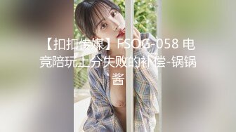 吃鸡少妇露脸手里拿着手机玩吃鸡游戏，嘴里叼着大鸡巴，开档肉丝情趣被小哥疯狂抽插还玩手机吃鸡，被小哥抠逼