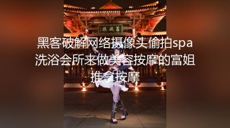 全景偷拍极品红衣高跟少妇粉嫩的鲍鱼 光顾着玩手机