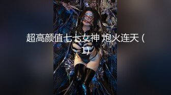 [MP4]明星颜值大墨镜超大巨乳妹小尺度露奶诱惑，胸前开口装掏出奶子抹上乳液，拿根黄瓜夹中间晃动很想捏