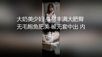 皮肤白嫩屁股挺翘的美女躺在肉棒前馋了就吸允舔吸，表情销魂骚骚看了就冲动，压上去缠绵抽插狠干啊