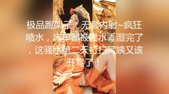 游乐场女厕偷窥破洞牛仔裤美女白嫩的大屁股和小黑鲍