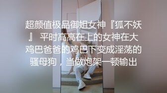 坦克少妇露脸道具自慰，吊钟奶子撅起屁股露出一个大黑鲍鱼，阴毛好多