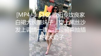 美乳美尻妹子～一次被两根肉棒喂饱饱