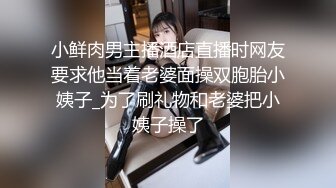 颜值不错的两个美少妇露脸黑丝诱惑，激情上位抽插还让小哥舔逼，轮流享受抽插快感