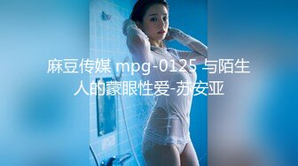 大波浪美女洗澡前先玩玩自己的美穴