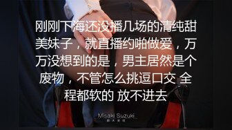 邊看美劇邊享受性感女友的口活服務 豐滿身材十分誘