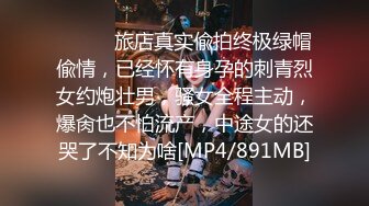 草地上玩弄自己的无毛穴