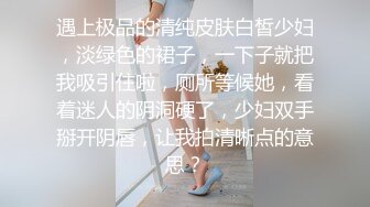 插着玩具不够还要动手按摩阴蒂