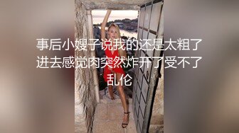 父亲用大鸡唤醒熟睡儿子