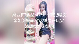 很是風騷淫蕩美少婦穿著開襠網絲不停的翹著屁股展示大肥臀和騷穴 掰開騷穴很淫蕩