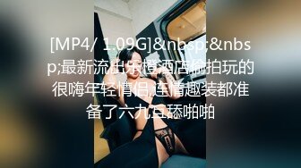 白丝袜萝莉美眉 穿着洛丽塔服装 趴着被大肉棒爸爸无套后入 小穴淫水超多