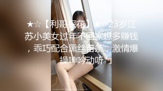 美女抱着奶子在床上玩自拍