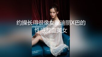 就喜欢用奶子比心的颜值骚货，黑丝情趣跟两个小哥沙发上激情3P