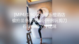 欧美情侣直播性爱，脱下内裤去舔屌，卖力销魂吃屌椅子上后入第一视角颜射