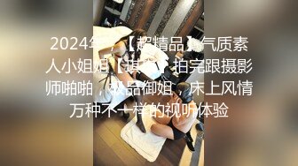 冒死爬墙偷窥楼下身材火爆的少妇洗澡 心情很好扭扭屁股哼着小曲