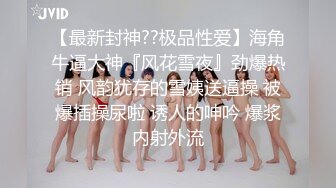 站街女探花，傍晚来操逼，小巷子打着伞招揽客人