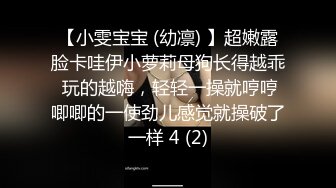 公交车上惊现紧挨的骚妇不穿内裤,真想从齐逼后开叉裙插入肥凸泛红的肉穴