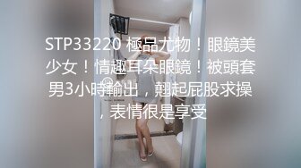 会涂口红的少妇