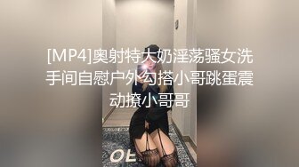 小姐姐镜头前的诱惑，号称小关之琳露脸先来个澡秀自摸骚奶，玩大黑牛自慰骚逼情趣肚兜好可爱，爽的都快哭了