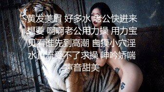 狂虐骚女少妇，趴下先给口，再慢慢的戴套坐上来啪啪