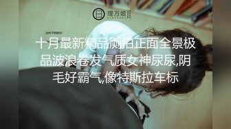 炮友摸肥逼给我看，红色指甲油诱人