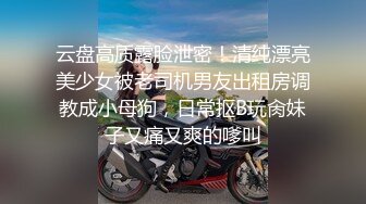 白袜少妇在家门口偷情，被抱起来狂插