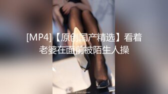 Ria 久留美让她最喜欢的两个仆人来帮助她抚摸湿透、颤抖的阴部。