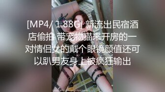 ⚫️⚫️顶级露脸绿帽反差婊，推特高颜筷子腿纤细人妻御姐【彤彤】私拍，大马路车来车往露出3P调教，被路人看见也很淡定