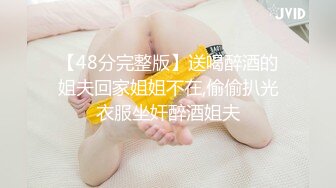 哺乳期短发风骚美少妇，两个大奶子涨奶，挤了一杯乳汁，撩起皮短裙自慰，道具假屌抽插骚穴，水声哗哗娇喘呻吟