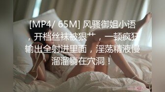 商城厕所TP低胸吊带胸部印广告loge的高挑模特妹嘘嘘