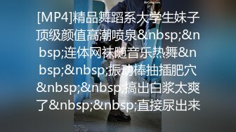 《魔手外购极品CP》快餐店女厕定点全景偸拍络绎不绝的小姐姐方便，几款阴毛挺性感，小美女抠逼闻闻味儿 (1)