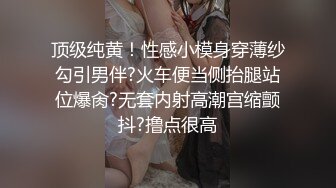 金发漂亮女郎看小电影用超长道具插自己菊花正好和闺蜜一起玩插肛插嘴