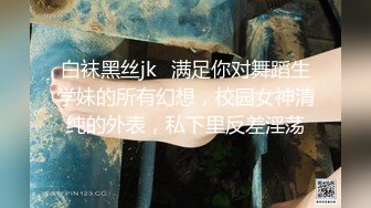 眼镜妹逼毛乌黑茂密,每次洗澡都要用猪鬃毛刷子刷逼