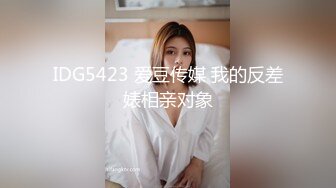 小情侣穿着情侣红裤衩开房，妹子看着娇小一对美乳又大又翘，男友沉迷手机都懒得干720P