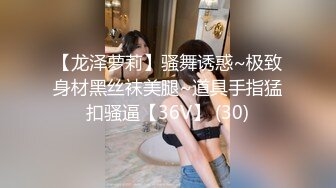 ❤️❤️G罩杯八字大奶，眼镜小骚货，柔软奶子抖动，骑在炮友身上插穴，屁股上下摆弄，爬着后入