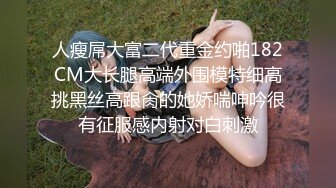 气窗偷拍白嫩的美少妇在家里洗澡澡