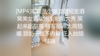 双飞两个身材极品的嫩妹子，两个叠在一起干，几个男的轮流交换着操还爆菊