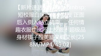 商场女厕全景偷拍制服美女职员的极品小黑鲍