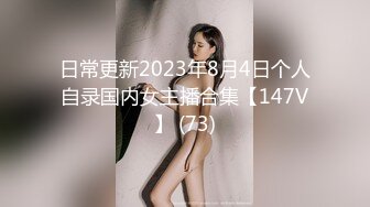 焦急的无胸罩女人