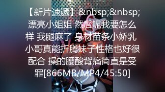 艳舞团下乡慰问演出搭建的大棚内激情表演前排大叔目不转睛盯着台上舞女露阴露奶跳艳舞挑逗拔阴毛往台下吹