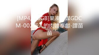 [MP4/ 639M] 两个淫骚小骚货！翘起屁股抢着舔屌！后入爆操下面插嘴，轮流输出最后抠逼