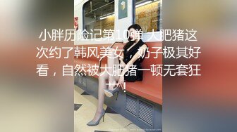 主题酒店装饰很特别花样多小胖和制服女友看着动作片一边啪啪不停