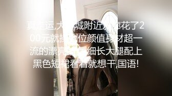 叫上好兄弟再叫上两个美妞来搞4P，奶子大颜值高从沙发搞到房间床上