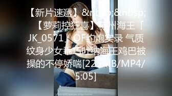 [MP4/ 727M] 眼镜轻熟女美少妇，夫妻之间沙发上啪啪做爱花式玩黑蝴蝶传教士内射，最后洗澡